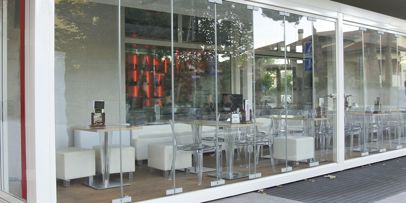 Sistema de vidrio templado en fachada arquitectónica
