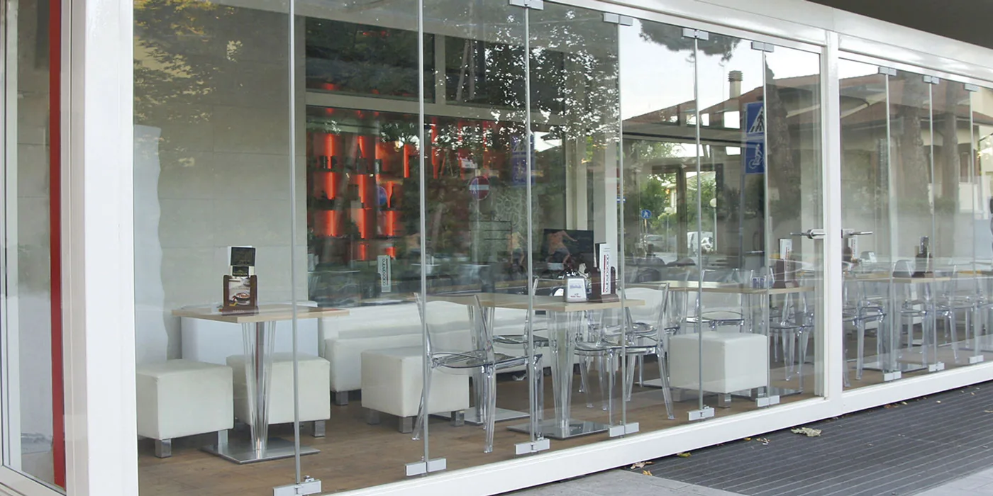 Sistema de vidrio templado en fachada arquitectónica
