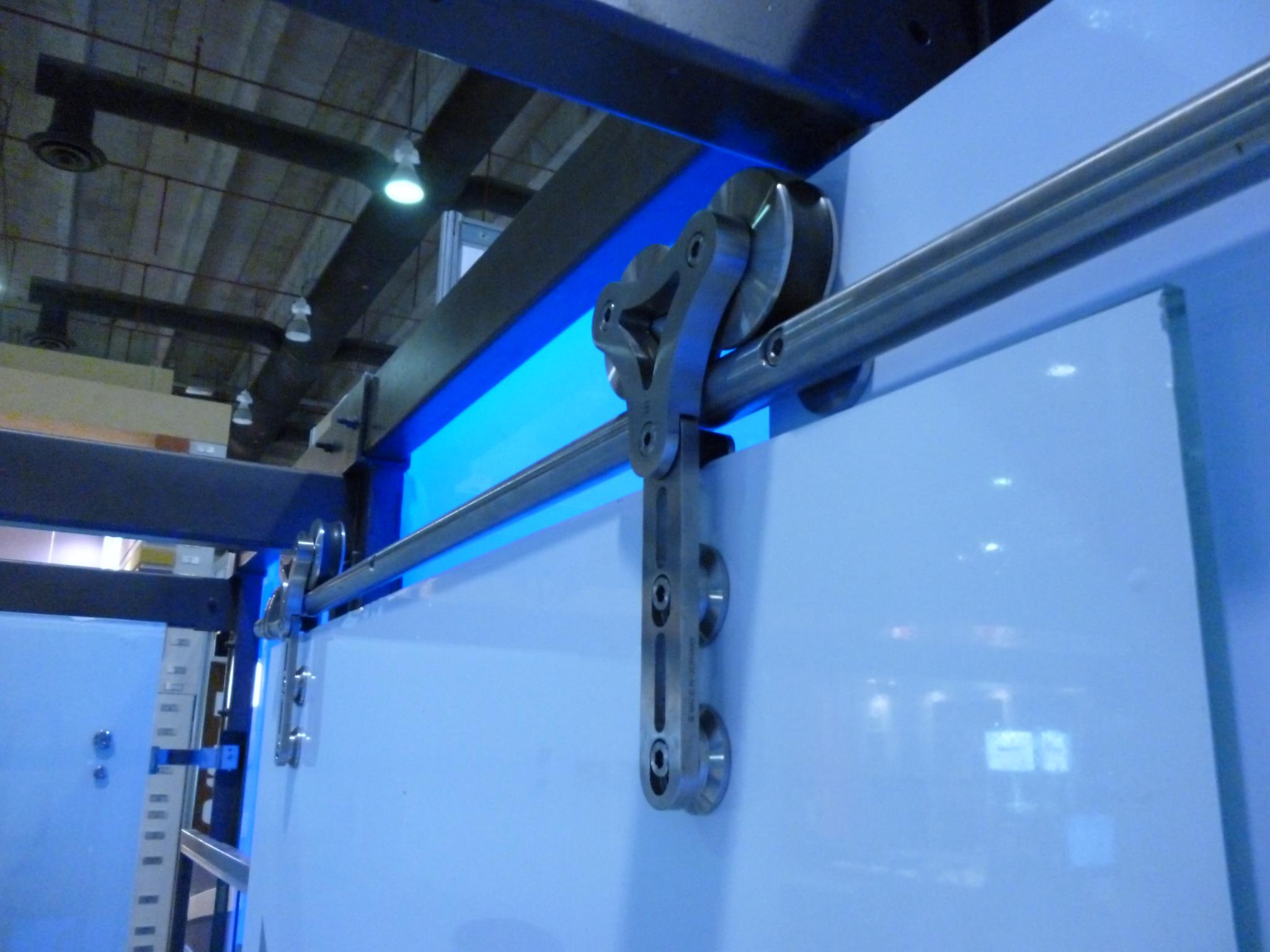 Herrajes premium de acero inoxidable instalados en vidrio