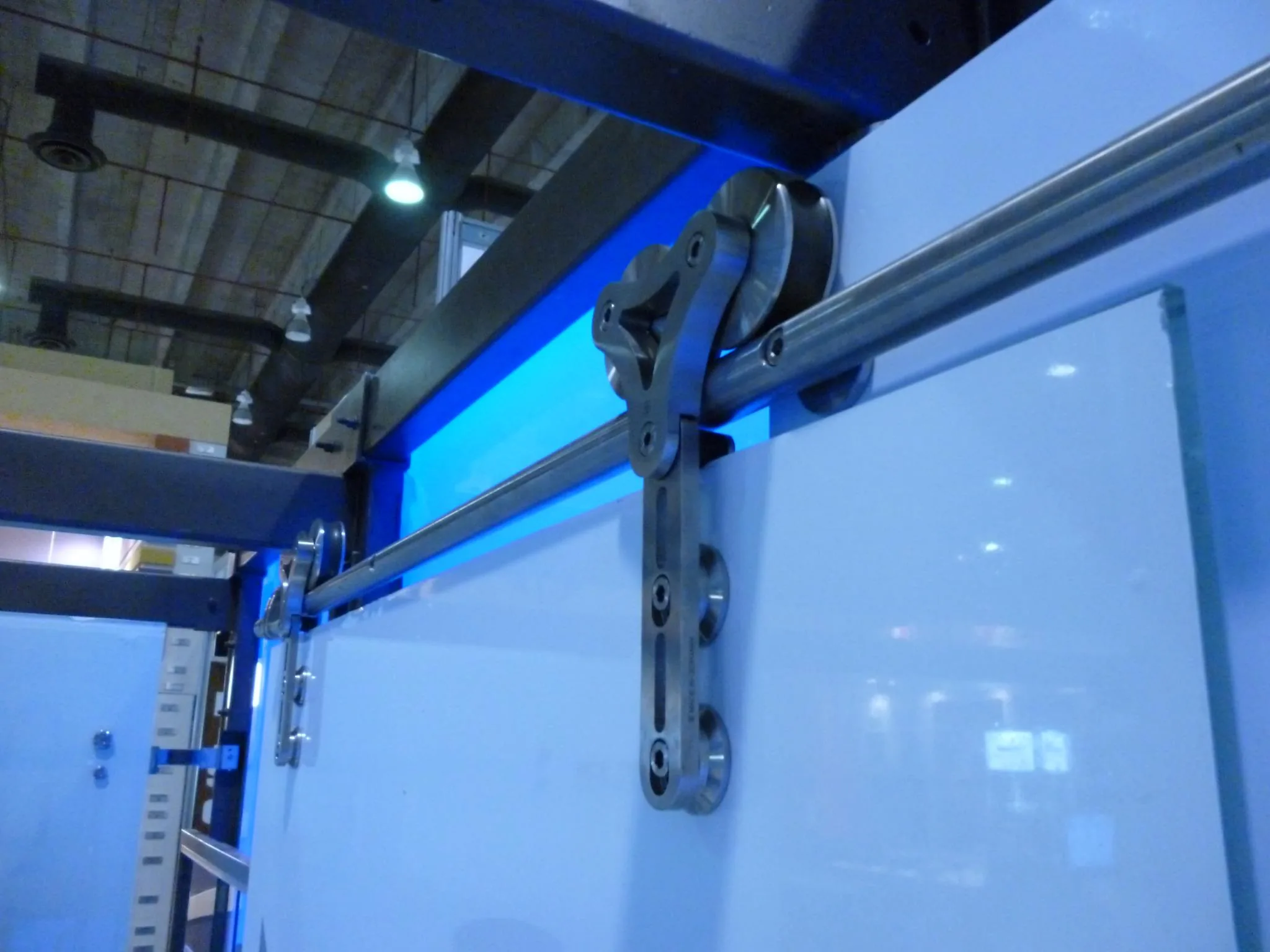 Herrajes premium de acero inoxidable instalados en vidrio
